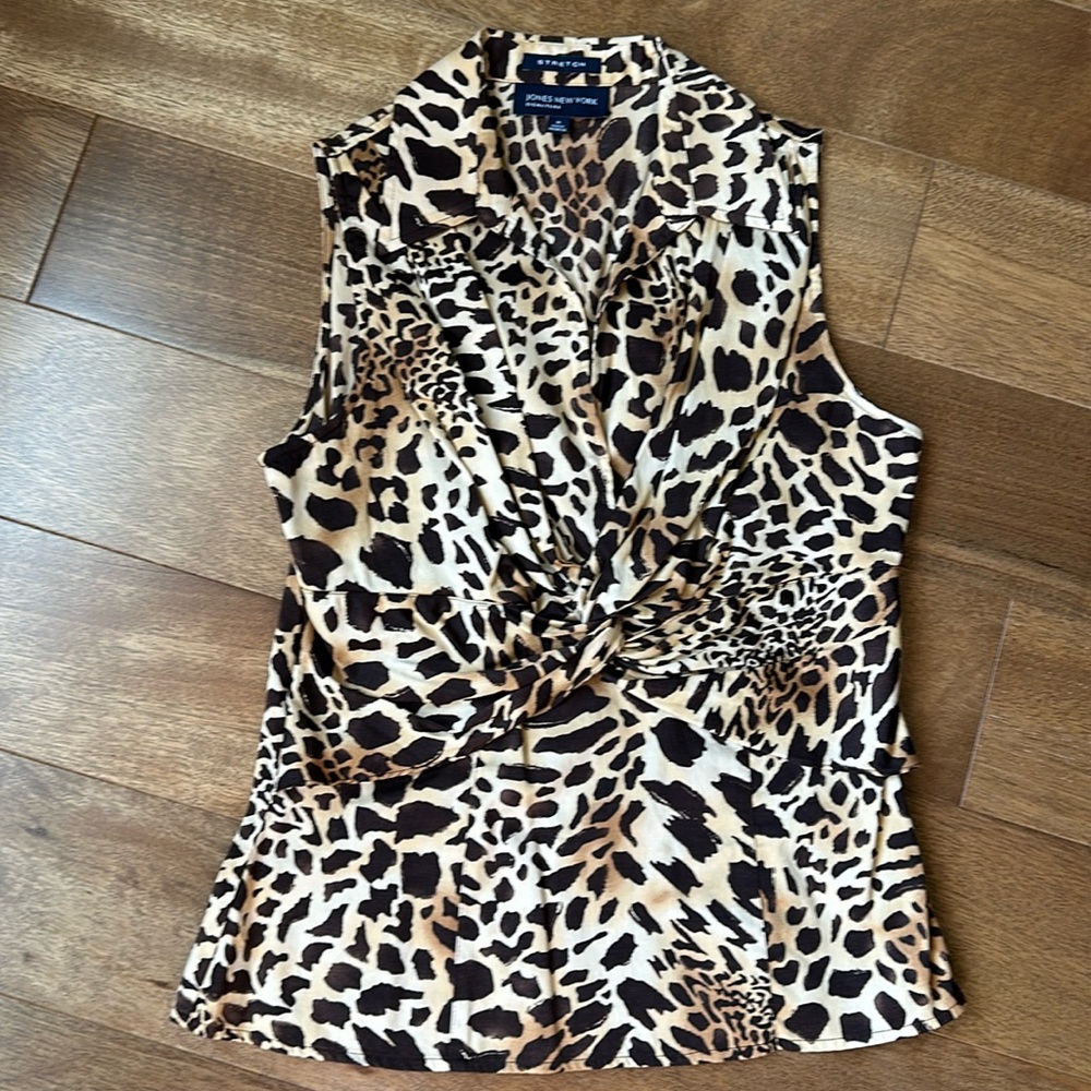 V-neck sleeveless cotton blouse with leopard print